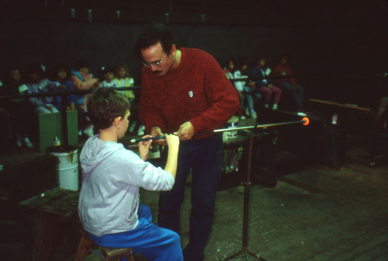 1988 Vincent Olmsted with a school tour in the Glass Studio
