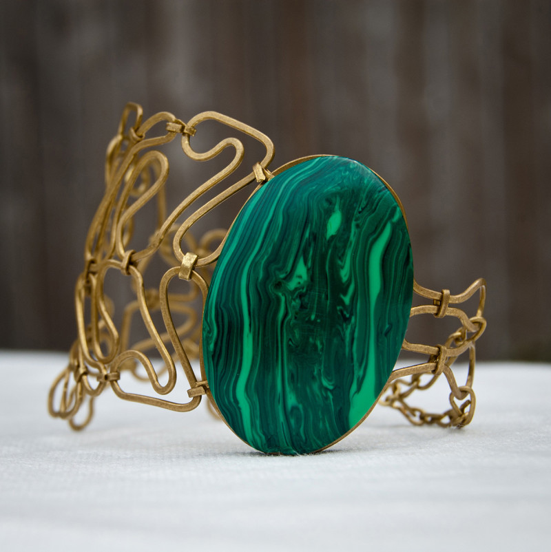 Gold ring with large oval marbled green stone, created by Angel Mauricio Riano Diaz
