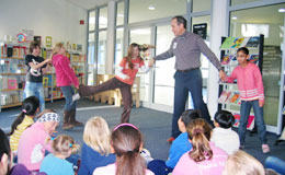 Storyteller Gerald Fierst presenting to a room of young students.